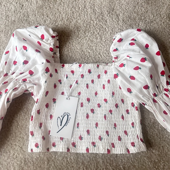 Red Berry strawberries 🍓 print crop top - Picture 2 of 3